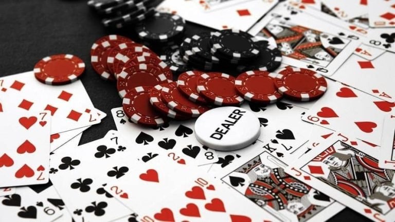 Layar perangkat menampilkan berbagai permainan sportsbook dan slot online di 77rp